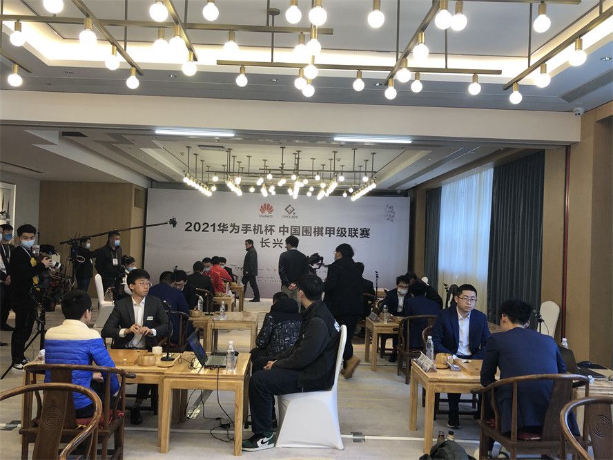 拉菲尼亚本赛季为巴萨出战16场比赛，打进2球，成为巴萨场均进球率最差的前锋球员，本赛季他的射门命中率为 6.9%，他正在经历巴萨严重的信任危机。